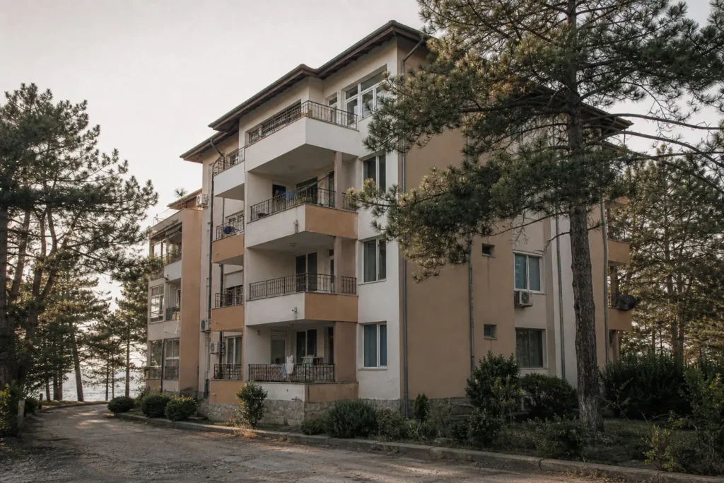 Edificio residencial entre pinos junto a la costa búlgara del mar Negro