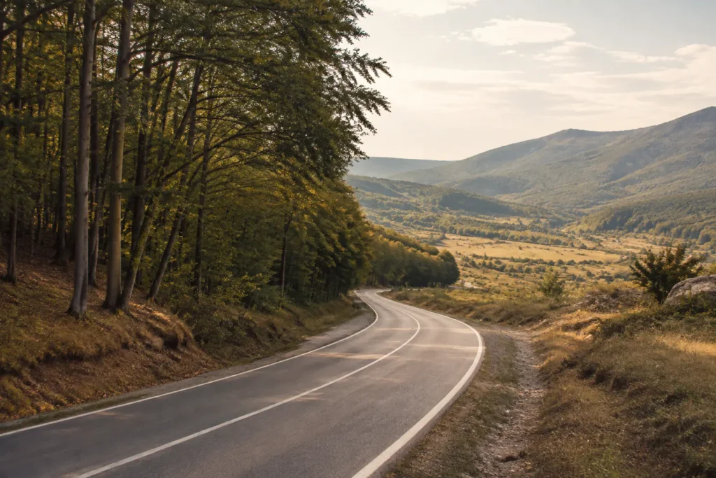 Carretera de montaña entre un hayedo y un valle de Bulgaria