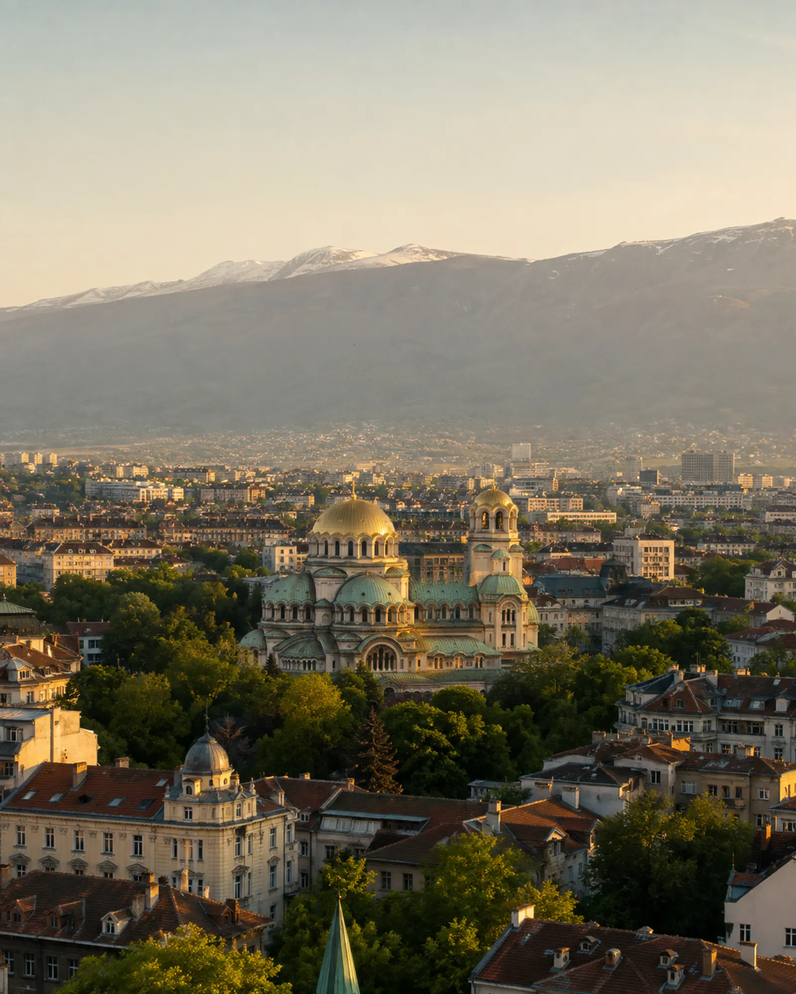 Vista de Sofía con la catedral de Alejandro Nevski y el monte Vitosha al fondo