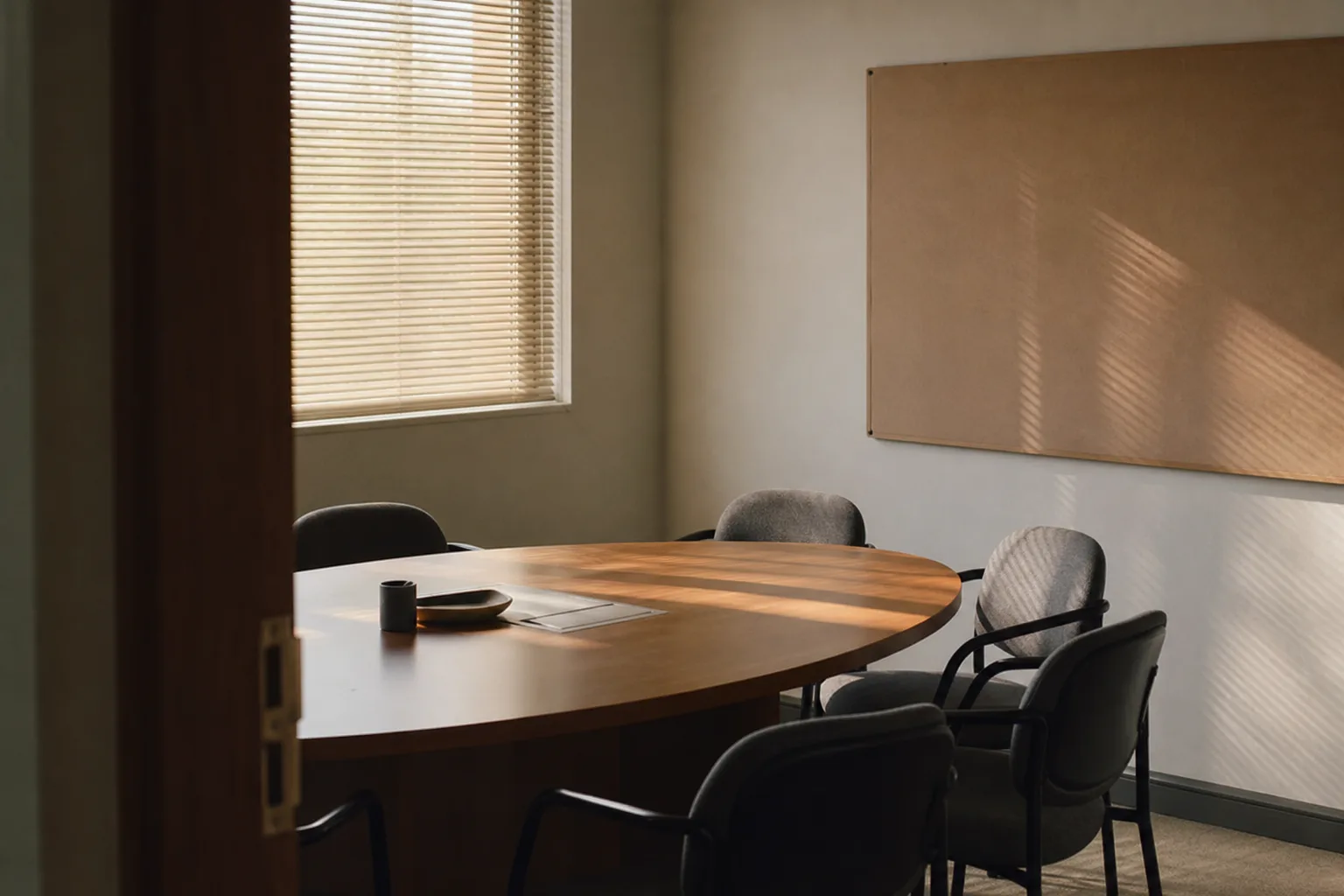 Sala de reuniones pequeña con mesa ovalada